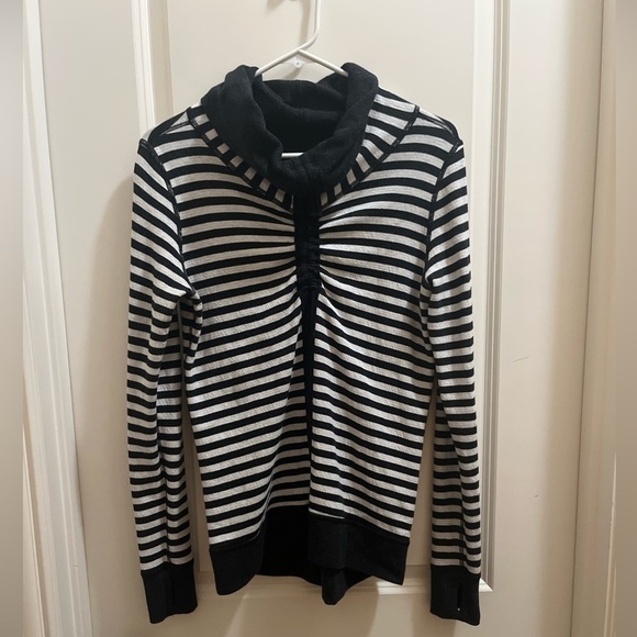 Lululemon "In A Cinch" Reversible Lightweight Cowl Neck Pullover Size 6 Gray - Picture 7 of 9